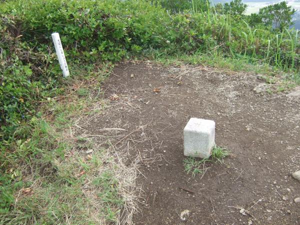 北峰はおとなしめな山頂でした。